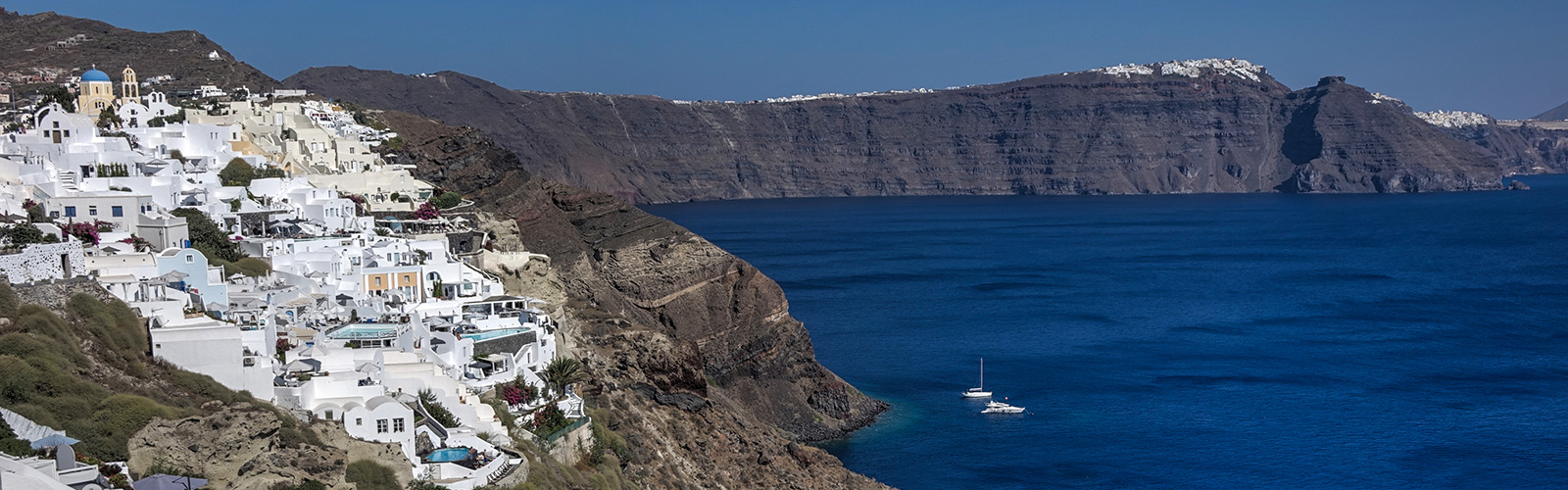 נופש בסנטוריני - בתים לבנים, ים כחול ושקיעות אדומות