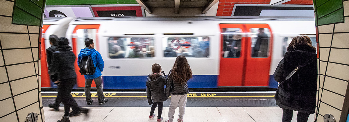 אנגליה מבטלת חובת בדיקות קורונה לתיירים מחוסנים